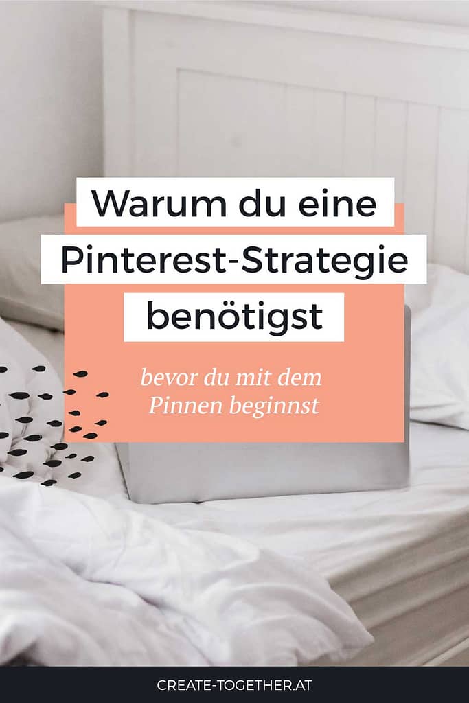 Laptop auf Bett mit Textoverlay "Warum du eine Pinterest-Strategie benötigst"
