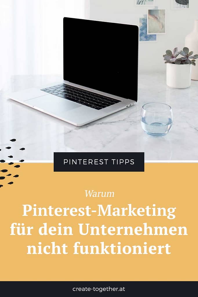 Laptop auf Marmorplatte mit Textoverlay "Warum Pinterest-Marketing für dein Unternehmen nicht funktioniert"