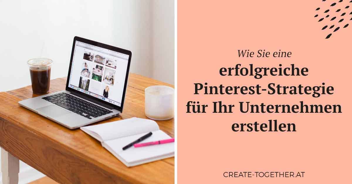 Laptop und Notizblock am Schreibstisch mit Textoverlay "Wie Sie eine erfolgreiche Pinterest-Strategie für Ihr Unternehmen erstellen"