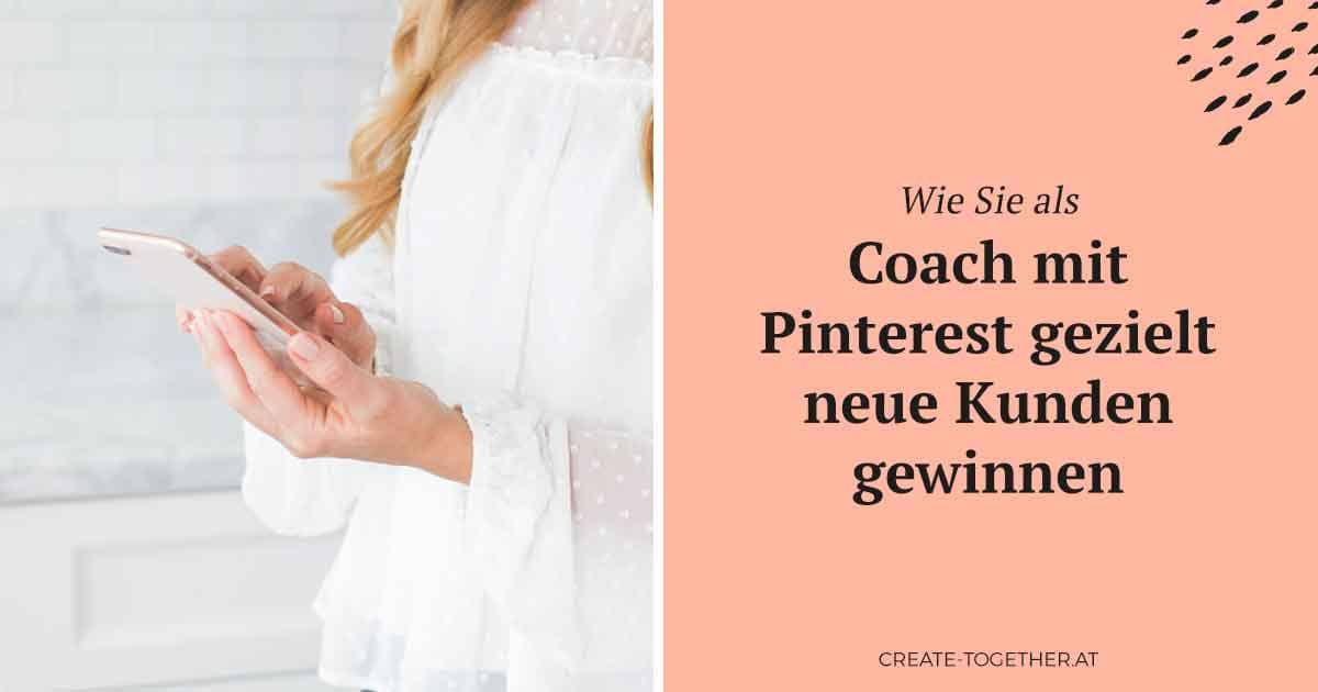 Frau mit Smartphone in der Hand, Textoverlay "Wie Sie als Coach mit Pinterest gezielt neue Kunden gewinnen"