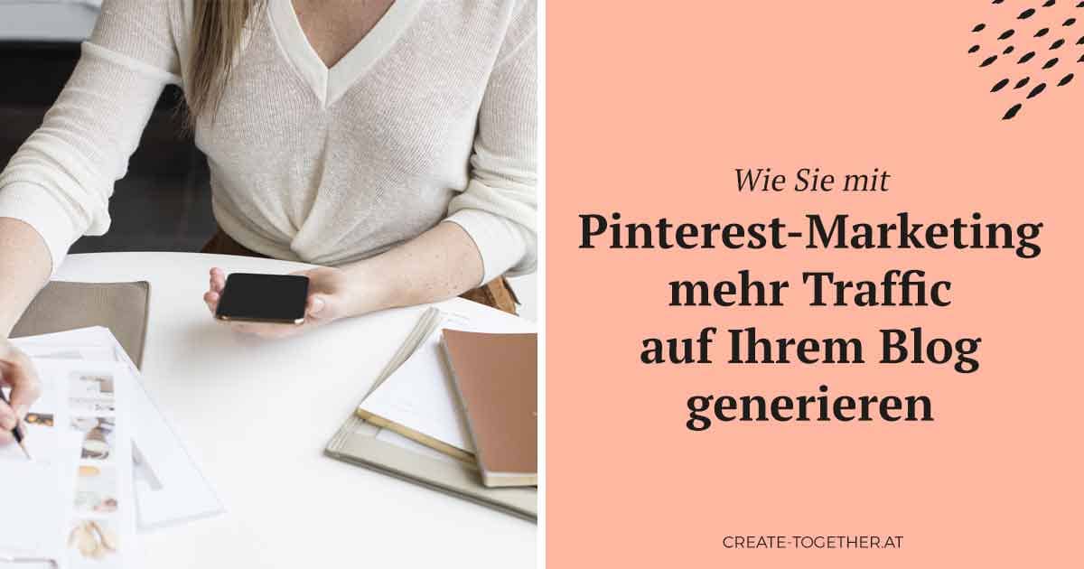 Frau mit Smartphone in der Hand, schreibt Notiz mit Bleistift, Textoverlay "Wie Sie mit Pinterest-Marketing mehr Traffic auf Ihrem Blog generieren"