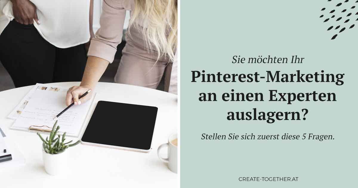 Zwei Frauen besprechen eine Liste am Tisch, Textoverlay "Sie möchten Ihr Pinterest-Marketing an einen Experten auslagern. Stellen Sie sich zuvor diese 4 Fragen"