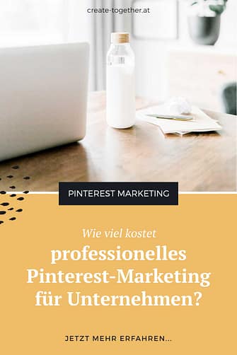 Laptop auf Schreibtisch mit Glasflasche, Textoverlay "Wie viel kostet professionelles Pinterest-Marketing für Unternehmen"