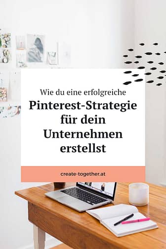 Schreibtisch mit Laptop und Notizblock, Textoverlay "Wie du eine erfolgreiche Pinterest-Strategie für dein Unternehmen erstellst"
