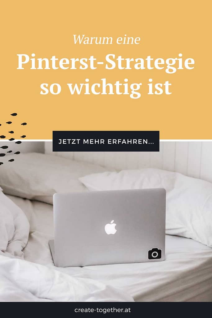 Laptop auf Bett mit Textoverlay "Warum eine Pinterest-Strategie so wichtig ist"