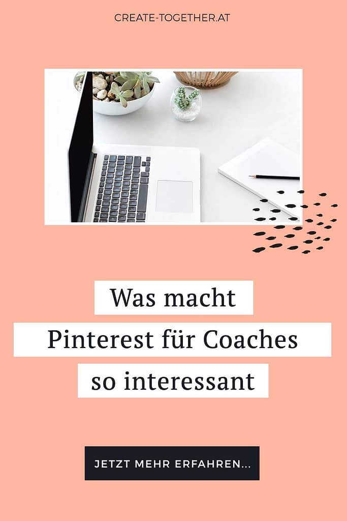 Laptop neben Blumendeko, Textoverlay "Was macht Pinterest für Coaches so interessant"