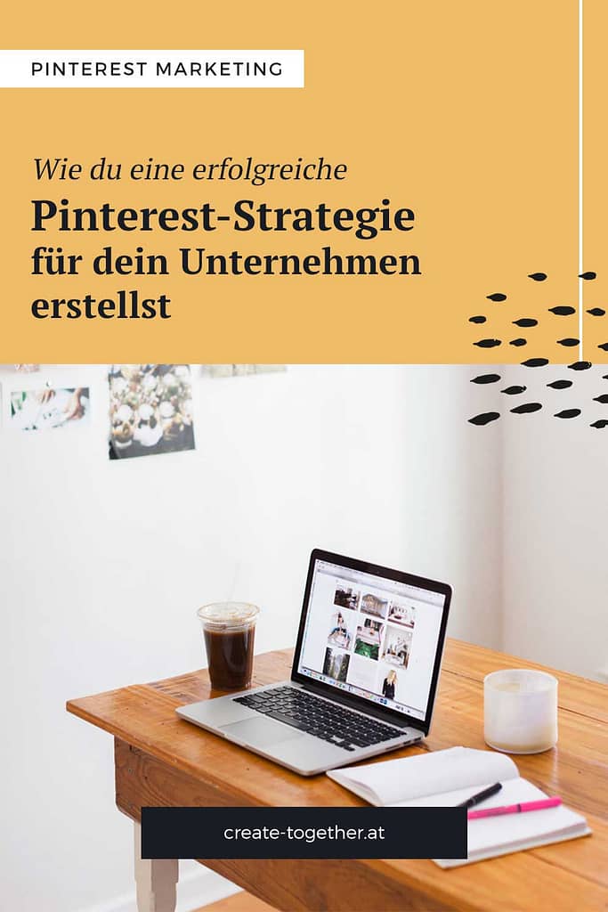 Schreibtisch mit Laptop und Notizblock, Textoverlay "Wie du eine erfolgreiche Pinterest-Strategie für dein Unternehmen erstellst